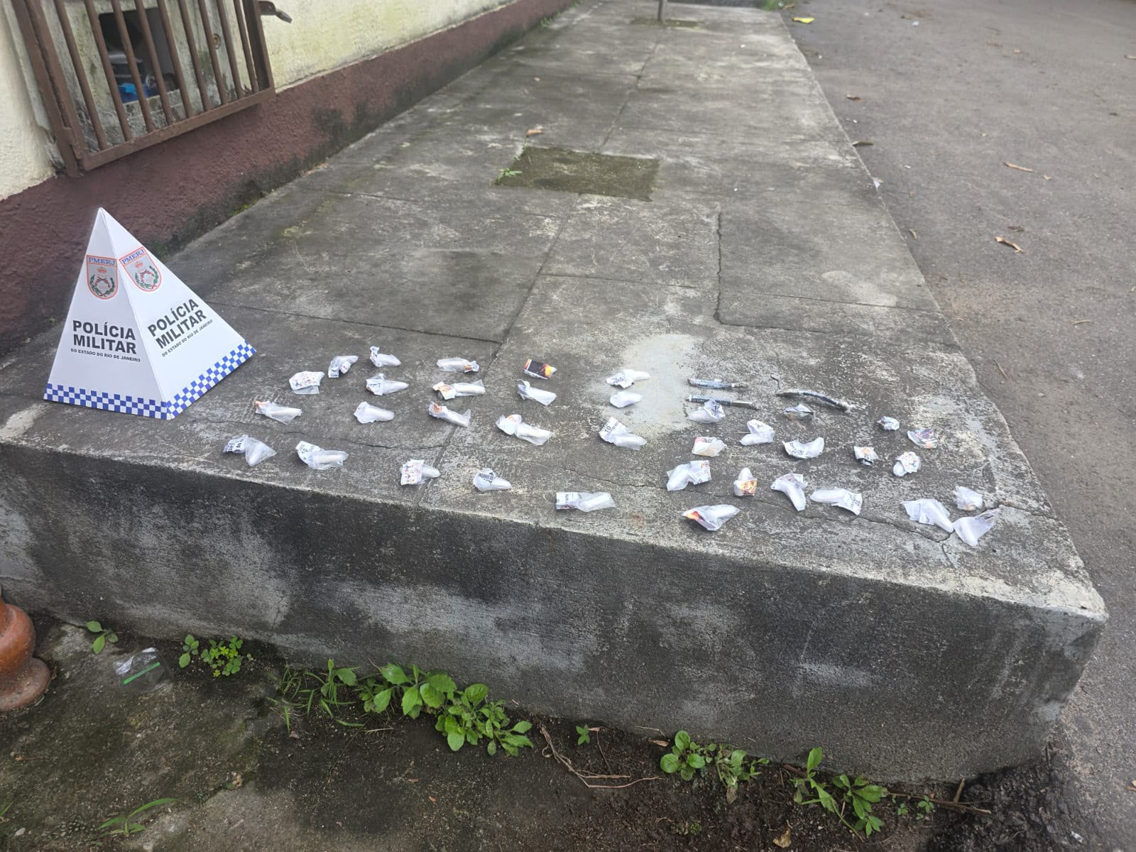 12º BPM apreende drogas durante ação após denúncia de tráfico na região oceânica em Niterói