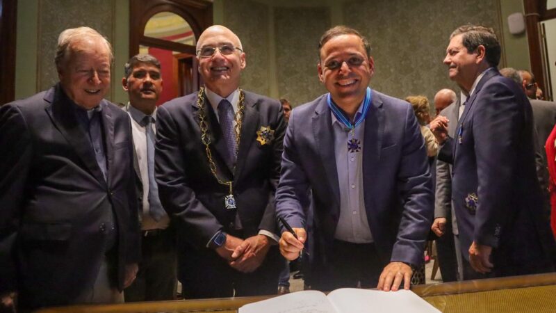 Rodrigo Neves recebe Ordem do Mérito Comercial Estácio de Sá