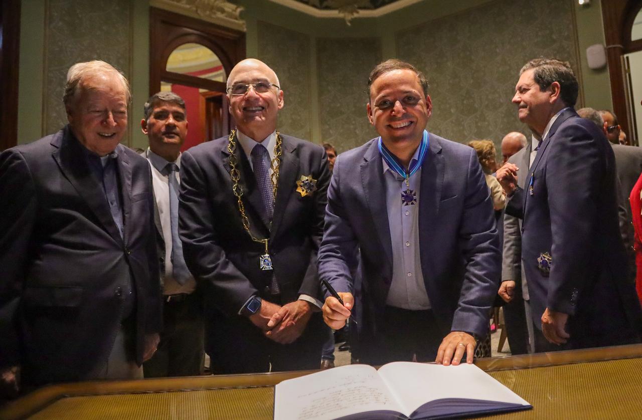 Rodrigo Neves recebe Ordem do Mérito Comercial Estácio de Sá