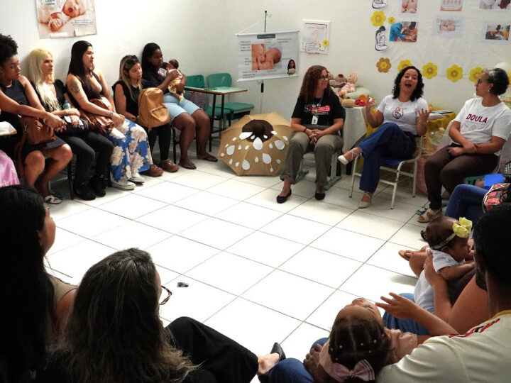 Clínica do Mutondo reúne mães para orientar sobre aleitamento
