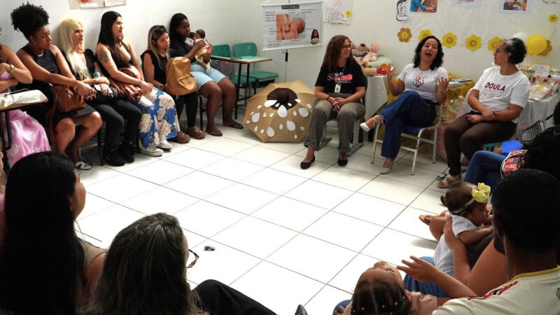 Clínica do Mutondo reúne mães para orientar sobre aleitamento