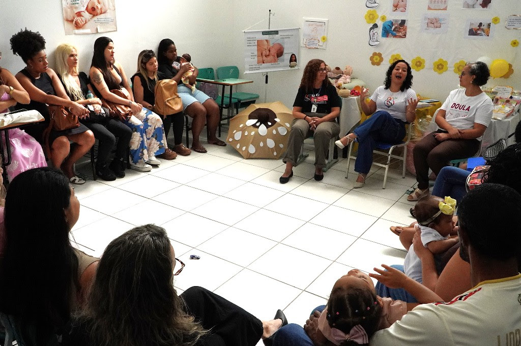 Clínica do Mutondo reúne mães para orientar sobre aleitamento
