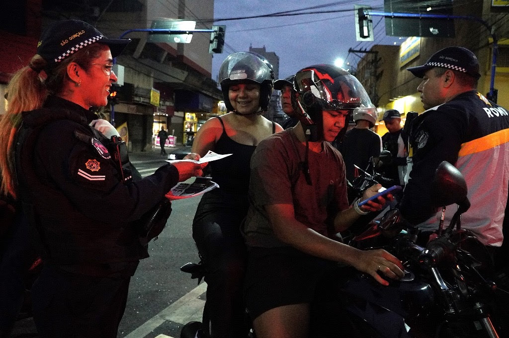 Guarda Municipal realiza ação de conscientização sobre segurança em aplicativos de mototáxi em São Gonçalo