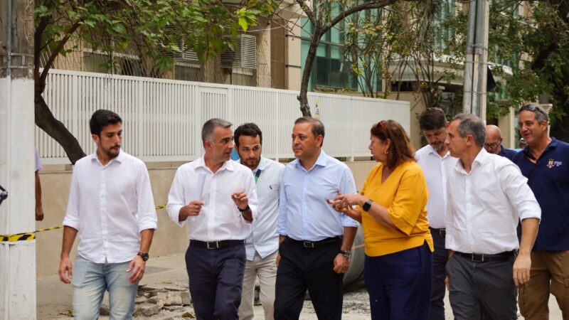 Prefeito Rodrigo Neves vistoria obras do emissário da Avenida Almirante Ary Parreiras
