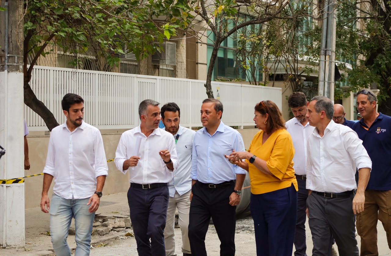 Prefeito Rodrigo Neves vistoria obras do emissário da Avenida Almirante Ary Parreiras