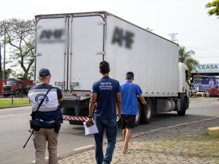 Receita Estadual e Operação Foco apreendem cargas de óleo vegetal, alho e bebidas com irregularidades fiscais na Ceasa