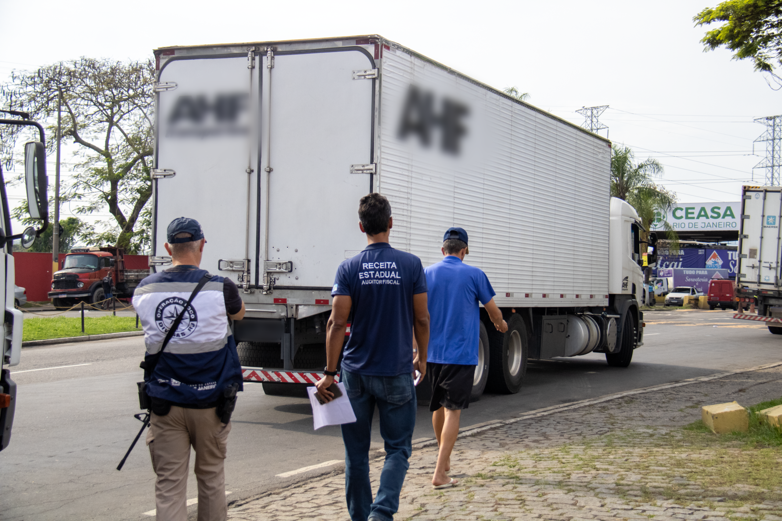 Receita Estadual e Operação Foco apreendem cargas de óleo vegetal, alho e bebidas com irregularidades fiscais na Ceasa