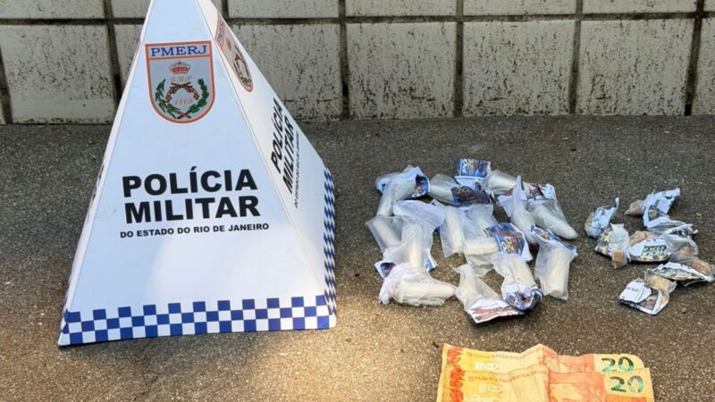 Homem é preso com cocaína e crack durante patrulhamento no Engenho do Mato, em Niterói