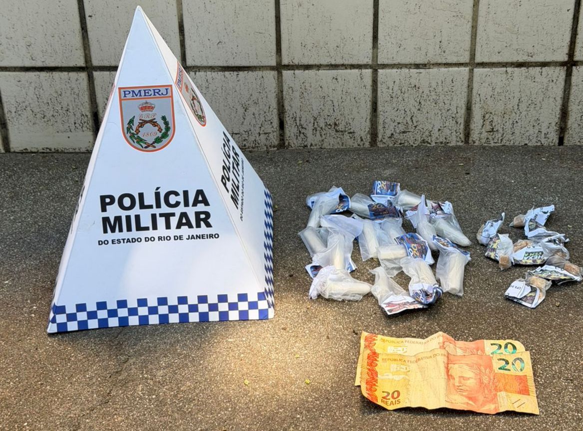 Homem é preso com cocaína e crack durante patrulhamento no Engenho do Mato, em Niterói
