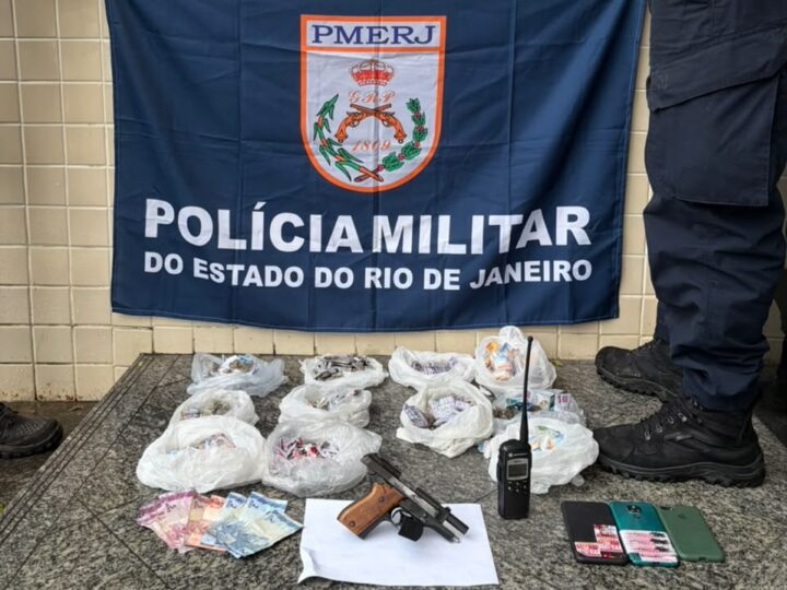 DOIS SUSPEITOS SÃO PRESOS COM PISTOLA E DROGAS DURANTE AÇÃO NA VILA IPIRANGA, EM NITERÓI