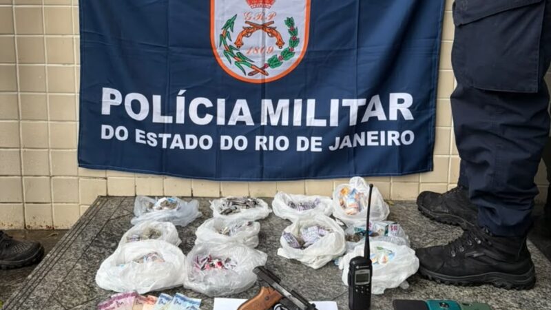 DOIS SUSPEITOS SÃO PRESOS COM PISTOLA E DROGAS DURANTE AÇÃO NA VILA IPIRANGA, EM NITERÓI
