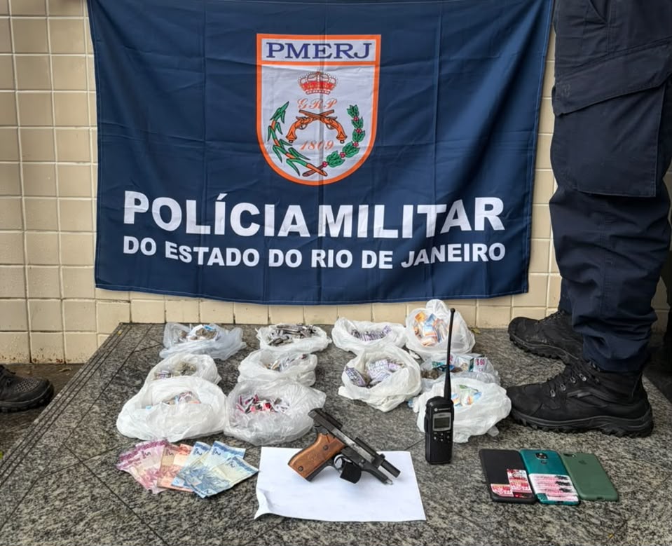 DOIS SUSPEITOS SÃO PRESOS COM PISTOLA E DROGAS DURANTE AÇÃO NA VILA IPIRANGA, EM NITERÓI