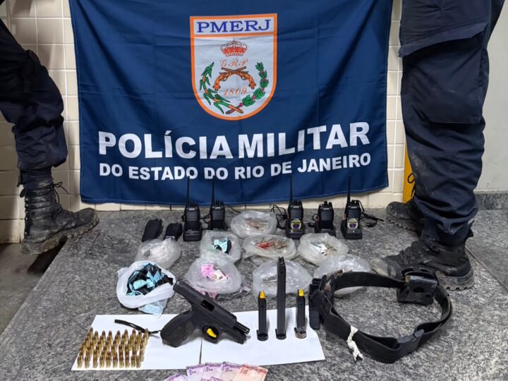 Três são presos e grande quantidade de drogas e arma é apreendida em Santa Bárbara, em Niterói