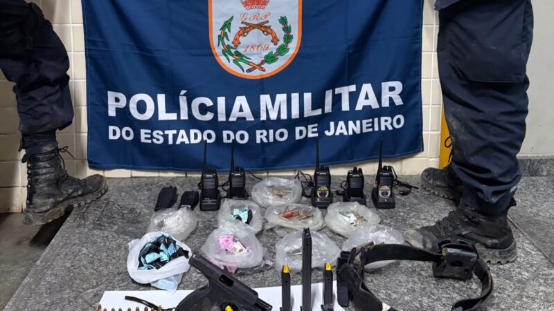 Três são presos e grande quantidade de drogas e arma é apreendida em Santa Bárbara, em Niterói