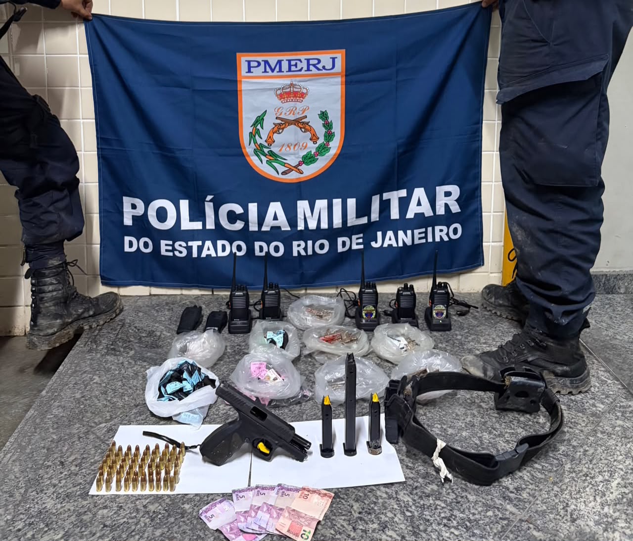 Três são presos e grande quantidade de drogas e arma é apreendida em Santa Bárbara, em Niterói