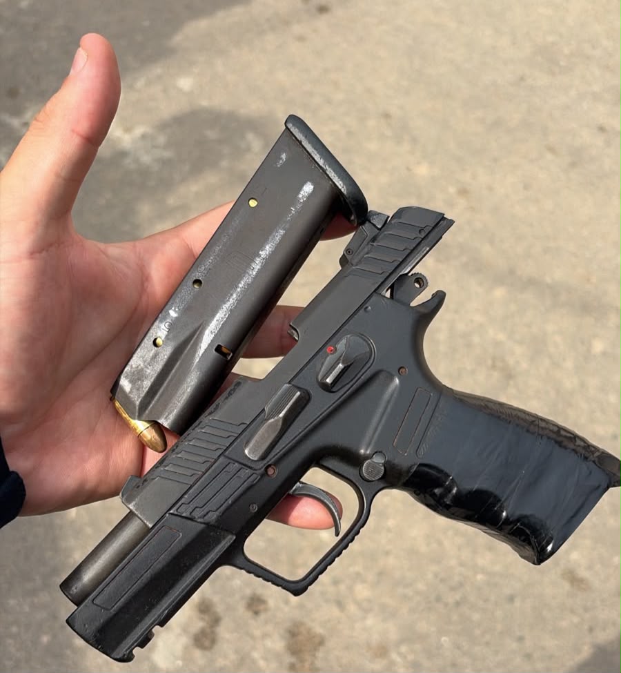 Homem é preso com pistola 9 mm e rádio transmissor no Morro do Palácio, em Niterói