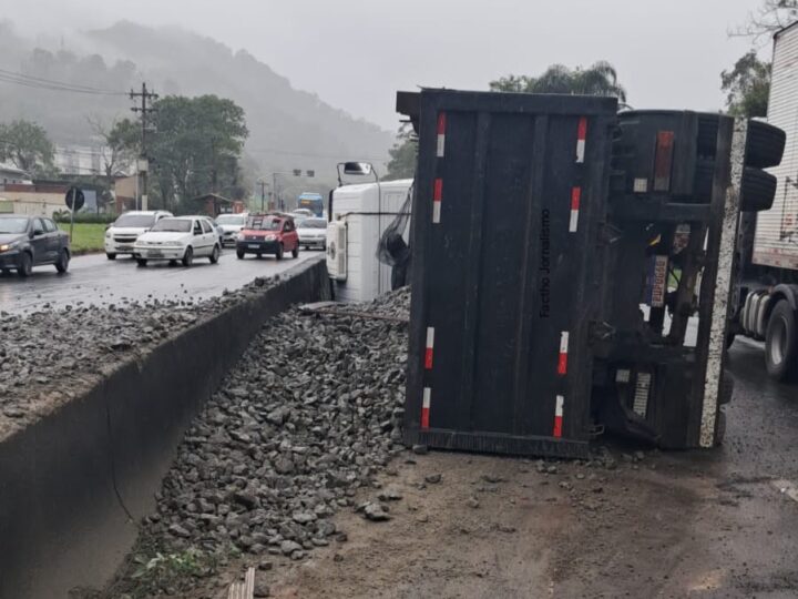 Carreta tomba e interdita pista na RJ-106, em Inoã
