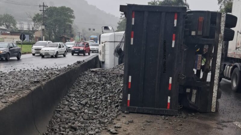 Carreta tomba e interdita pista na RJ-106, em Inoã