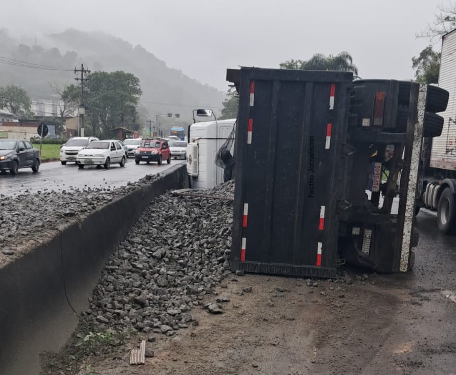 Carreta tomba e interdita pista na RJ-106, em Inoã