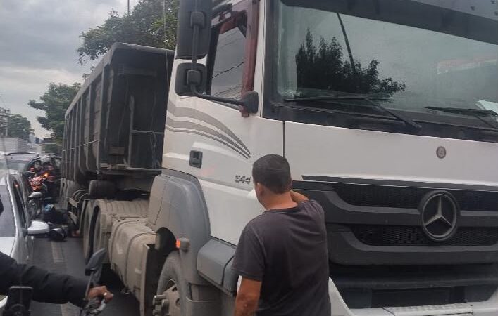 Acidente gravíssimo envolvendo moto deixa trânsito complicado na Alameda São Boaventura, em Niterói