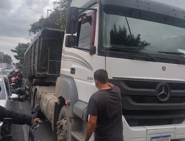 Acidente gravíssimo envolvendo moto deixa trânsito complicado na Alameda São Boaventura, em Niterói