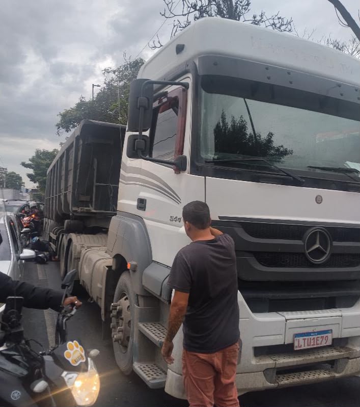 Acidente gravíssimo envolvendo moto deixa trânsito complicado na Alameda São Boaventura, em Niterói