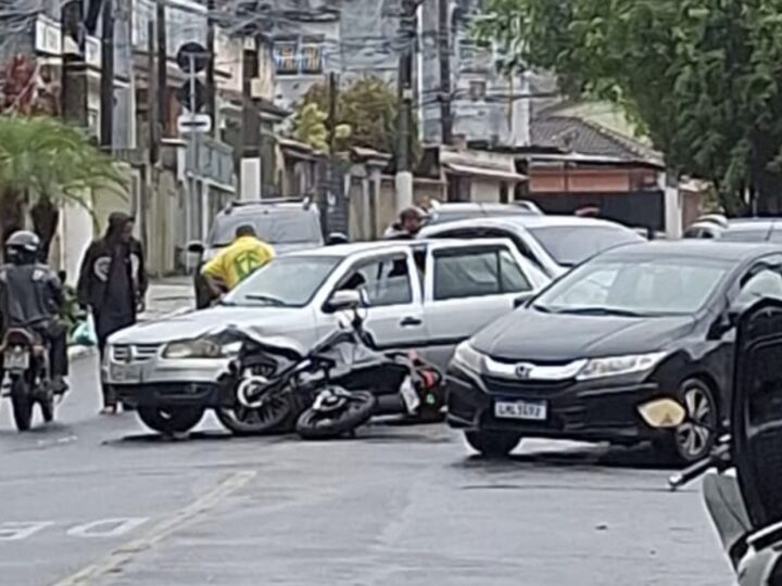 Motociclista fica gravemente ferido após forte colisão com carro no Fonseca, Niterói