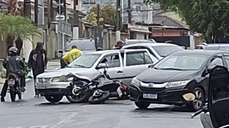 Motociclista fica gravemente ferido após forte colisão com carro no Fonseca, Niterói