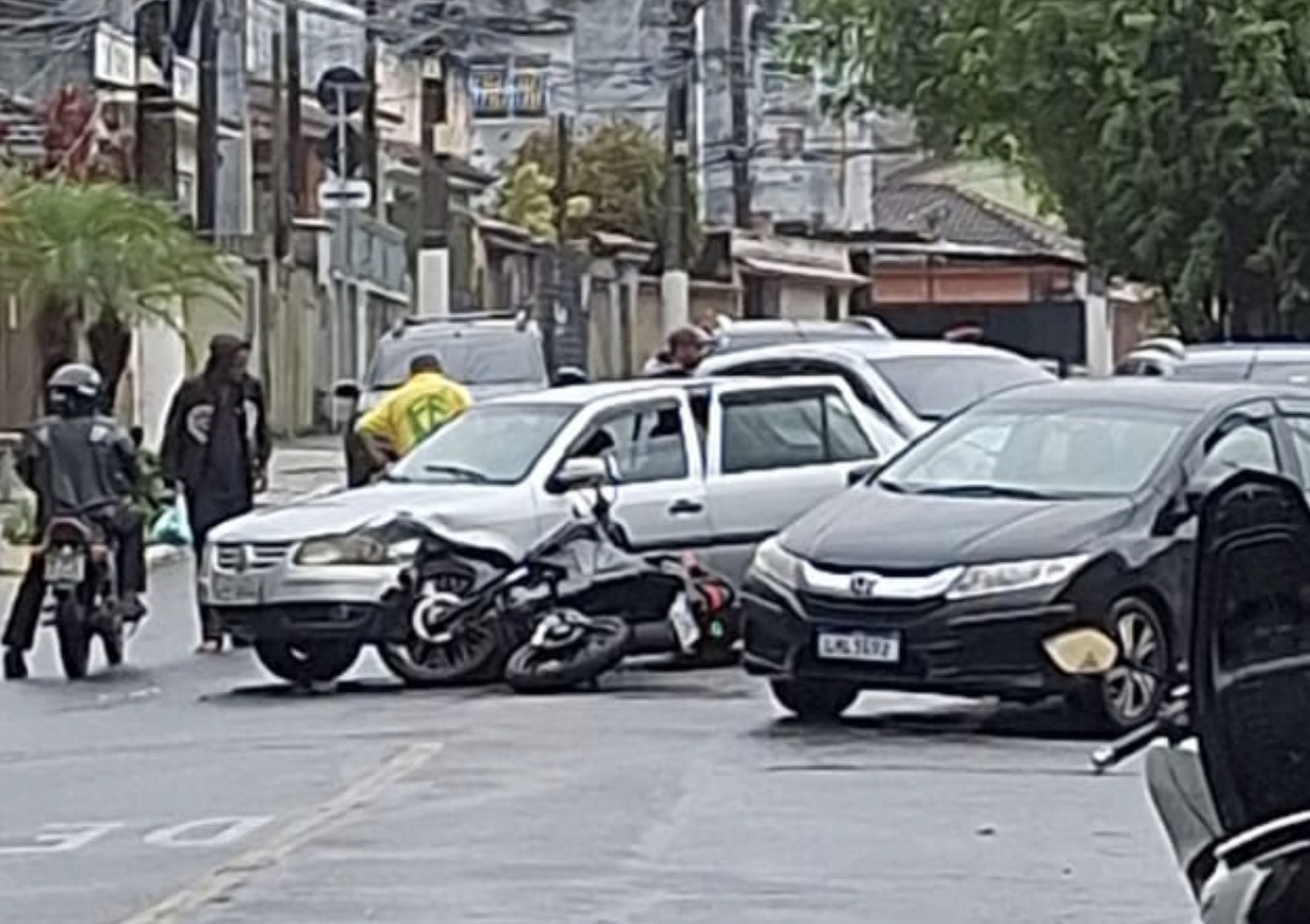Motociclista fica gravemente ferido após forte colisão com carro no Fonseca, Niterói