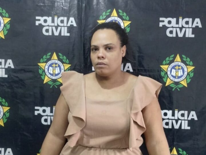 Policiais da 75ª DP e 118ª DP prendem, em Araruama, foragida acusada de homicídio a facadas ocorrido no Barro Vermelho, em São Gonçalo