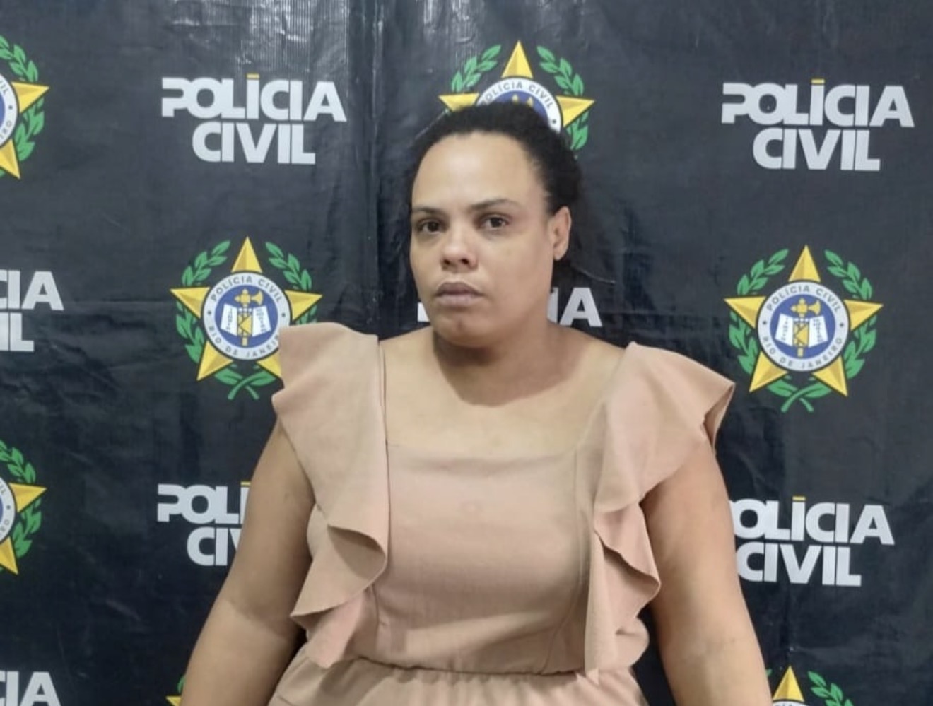 Policiais da 75ª DP e 118ª DP prendem, em Araruama, foragida acusada de homicídio a facadas ocorrido no Barro Vermelho, em São Gonçalo