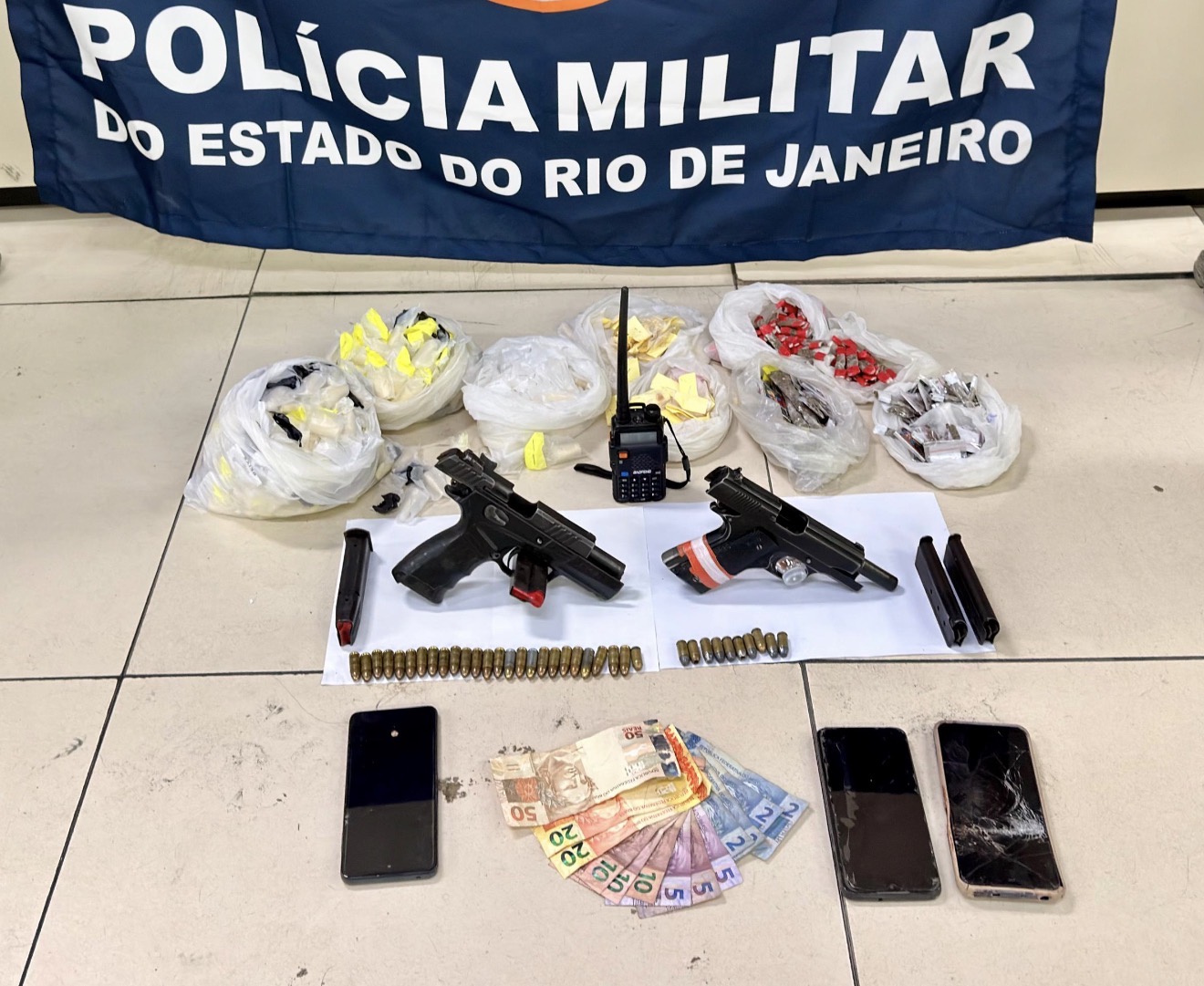 Equipes do 12º BPM apreendem drogas e armas durante operação em Inoã, em Maricá