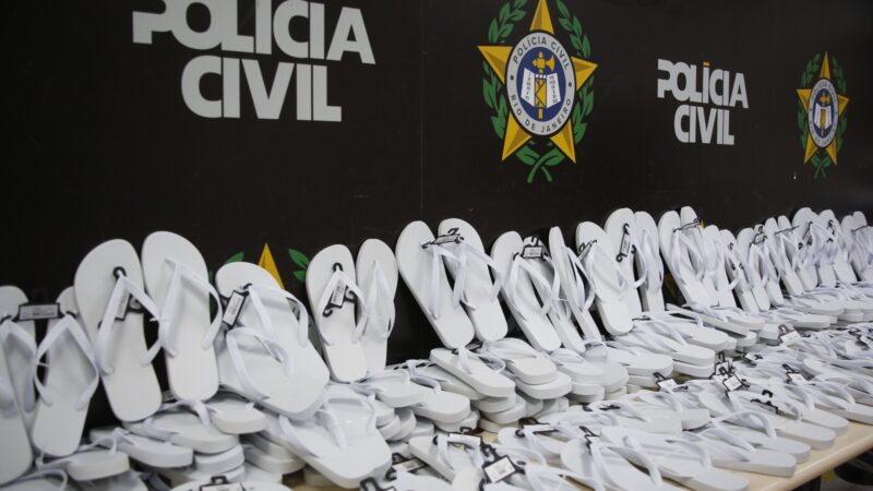 Polícia Civil entrega mais de mil pares de chinelos à Secretaria de Polícia Penal