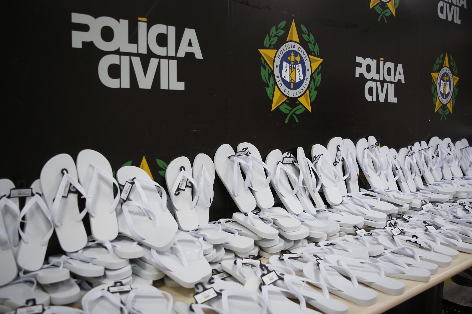 Polícia Civil entrega mais de mil pares de chinelos à Secretaria de Polícia Penal