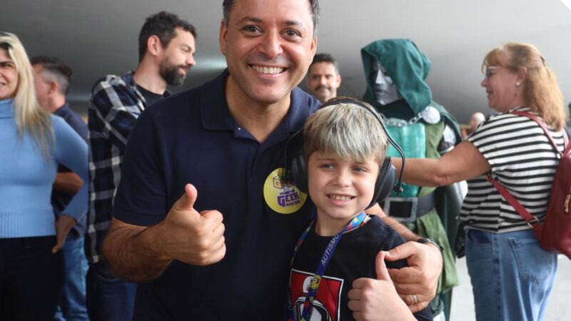 Prefeito Rodrigo Neves visita primeiro dia da Niterói Expo Geek, que continua neste domingo (13)