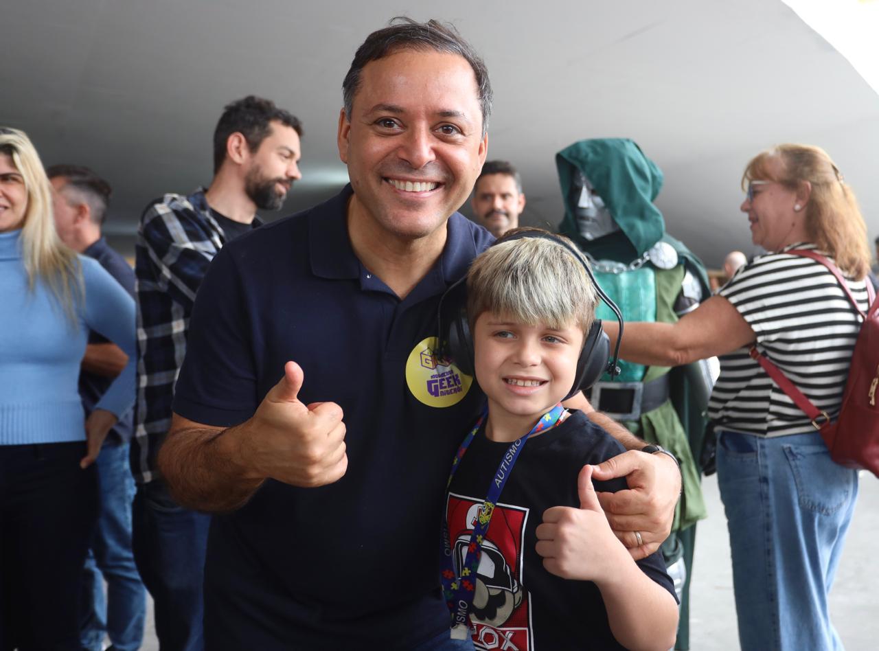 Prefeito Rodrigo Neves visita primeiro dia da Niterói Expo Geek, que continua neste domingo (13)