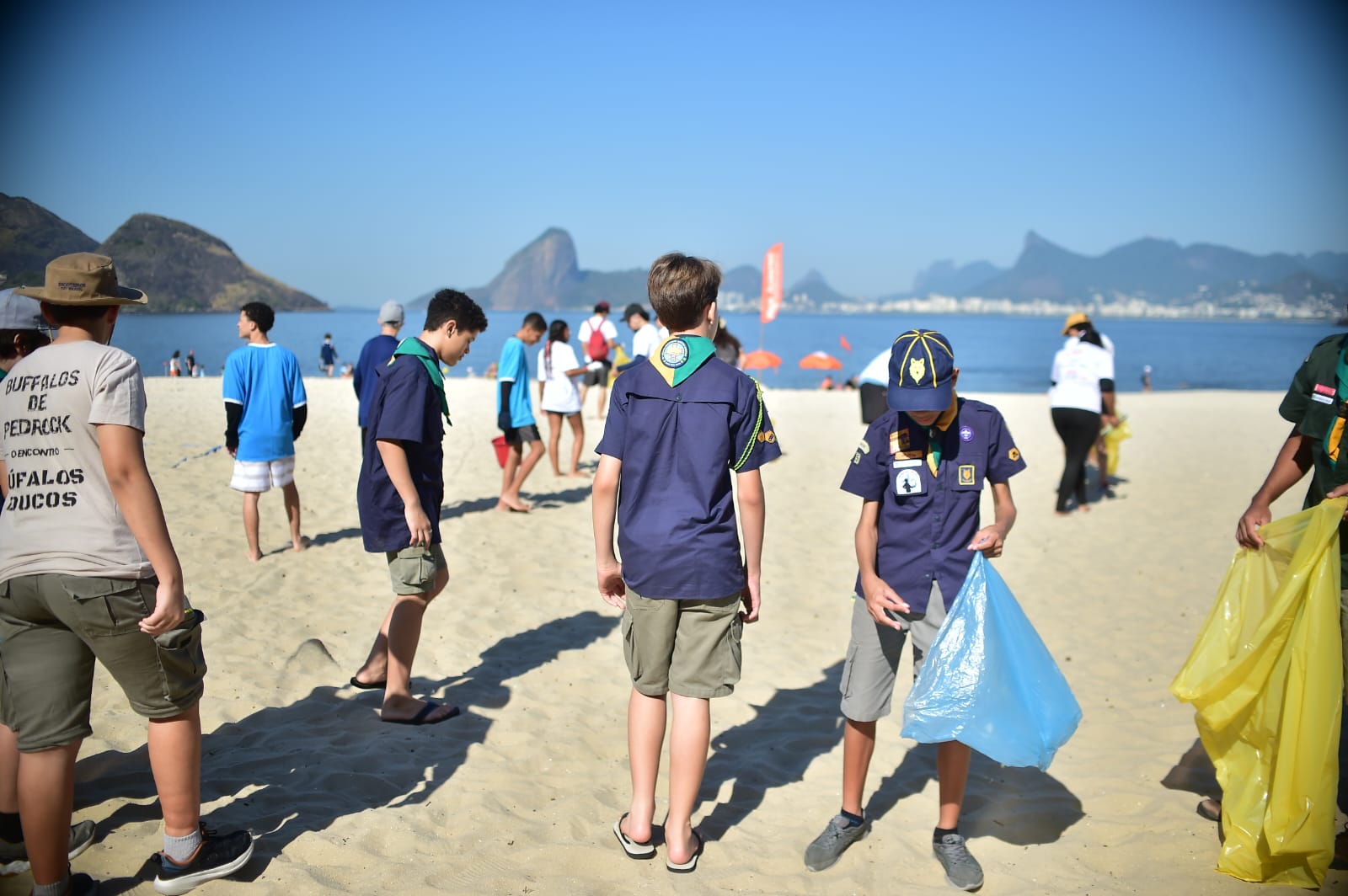 Clean Up Day reúne voluntários em 12 pontos de Niterói para ação de conscientização e preservação ambiental