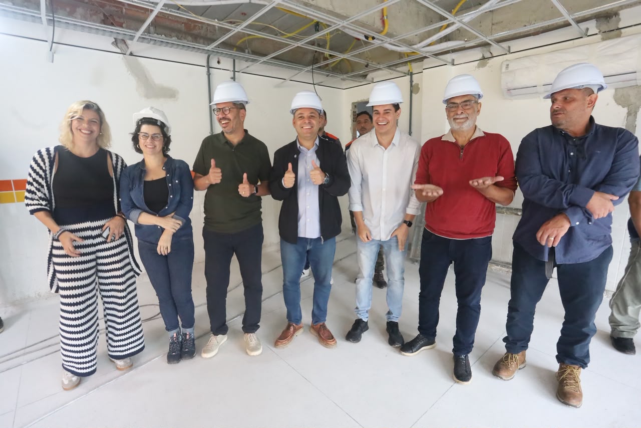 Prefeito Rodrigo Neves acompanha fase final das obras de nova escola no Engenho do Mato