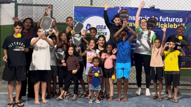 Projeto gratuito leva o pickleball a crianças e adolescentes da Grota do Surucucu