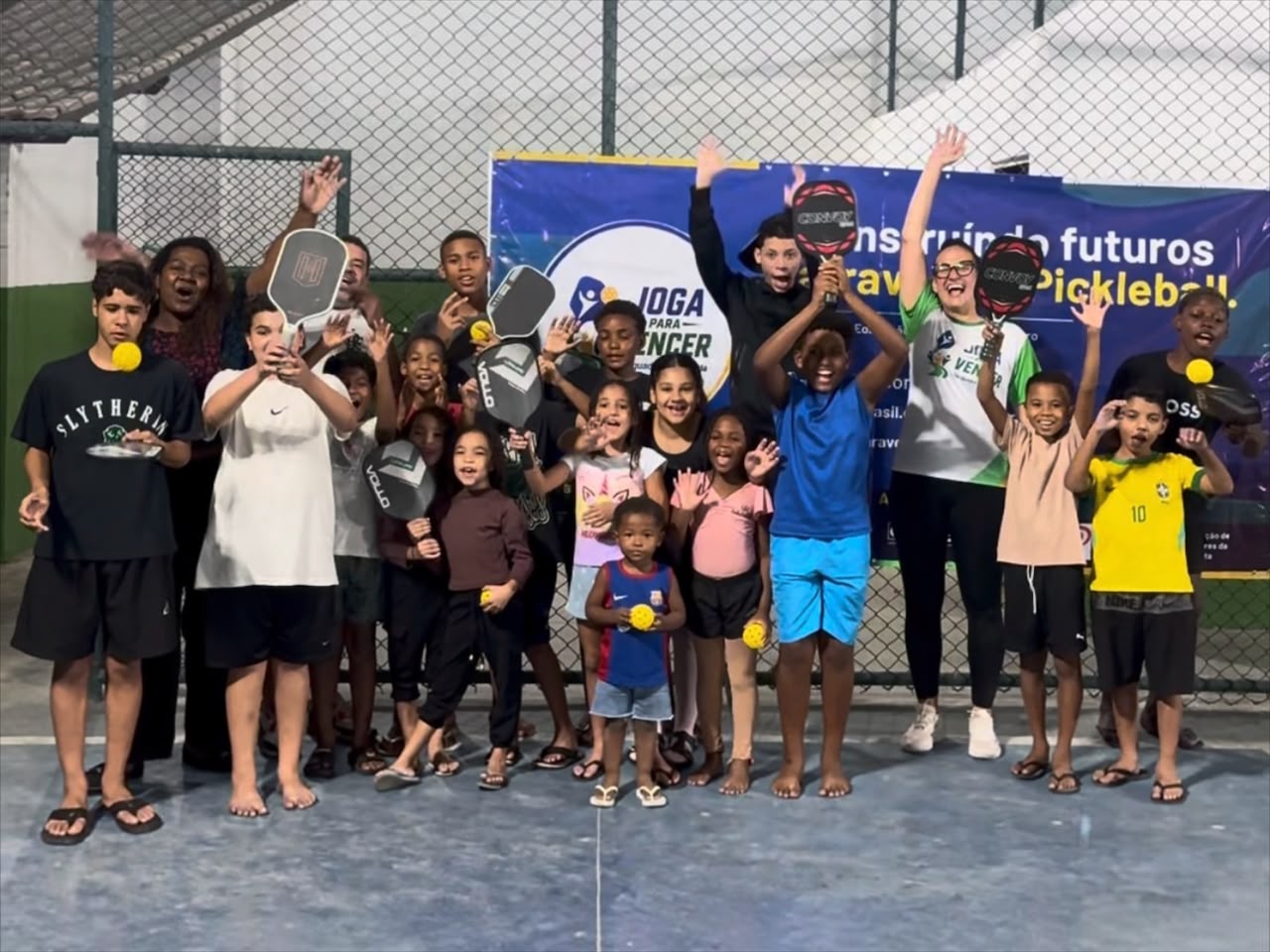 Projeto gratuito leva o pickleball a crianças e adolescentes da Grota do Surucucu