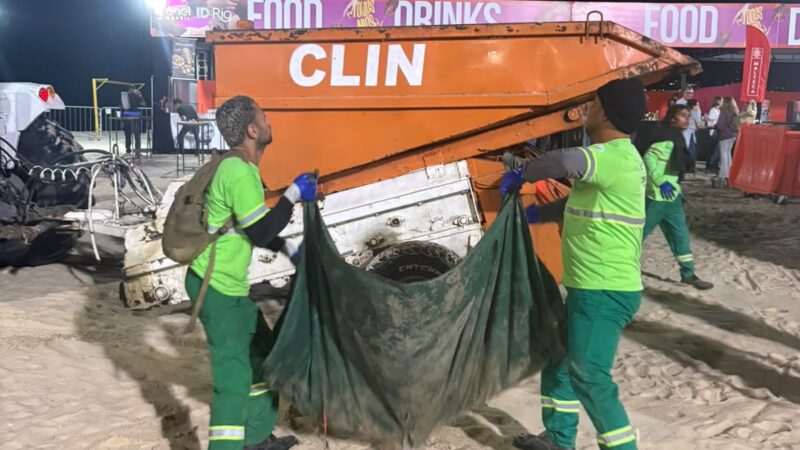 Clin monta operação especial de limpeza da Praia de Icaraí após evento de três dias