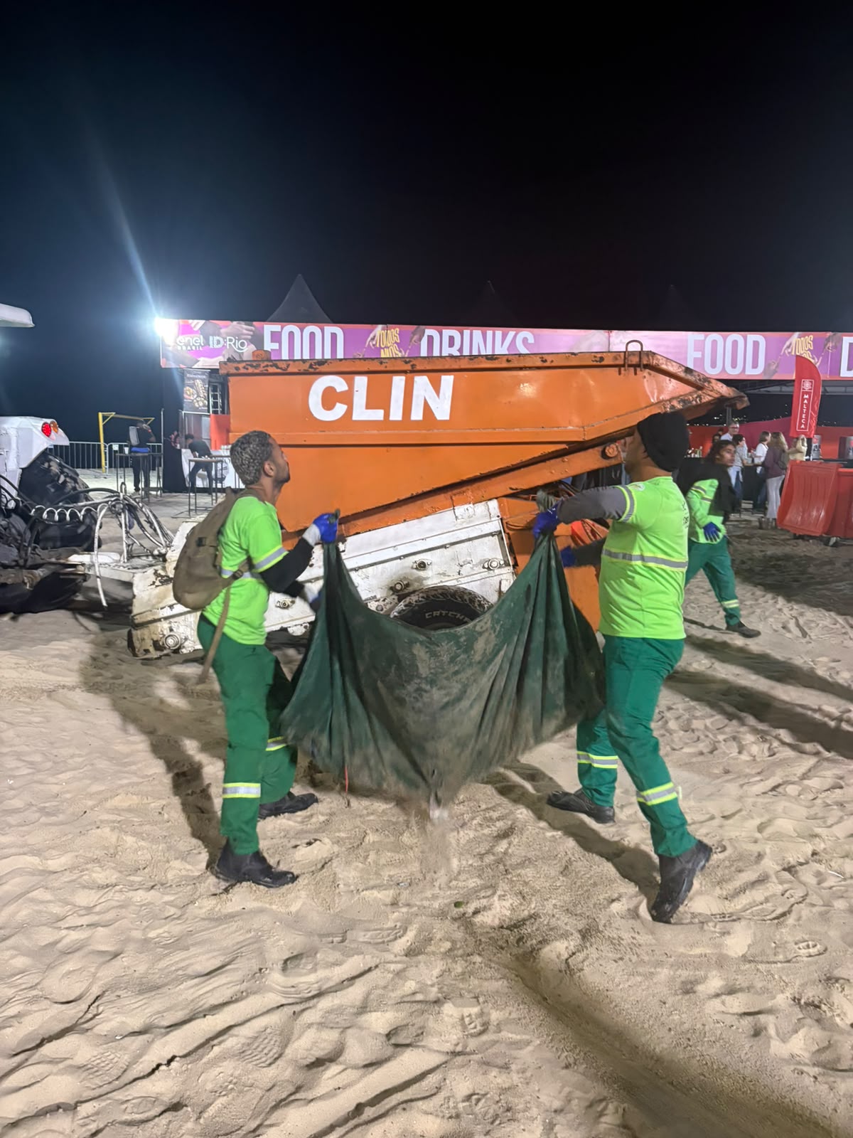 Clin monta operação especial de limpeza da Praia de Icaraí após evento de três dias