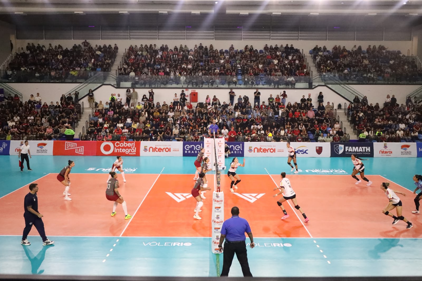 Com Arena Niterói lotada, SESC Flamengo vence o Fluminense na abertura da Copa Supervôlei Feminino