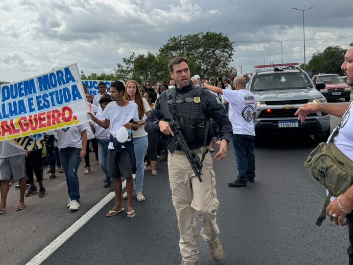 MORADORES DO COMPLEXO DO SALGUEIRO FAZEM MANIFESTAÇÃO NA BR-101 E PEDEM CAUTELA EM OPERAÇÕES POLICIAIS