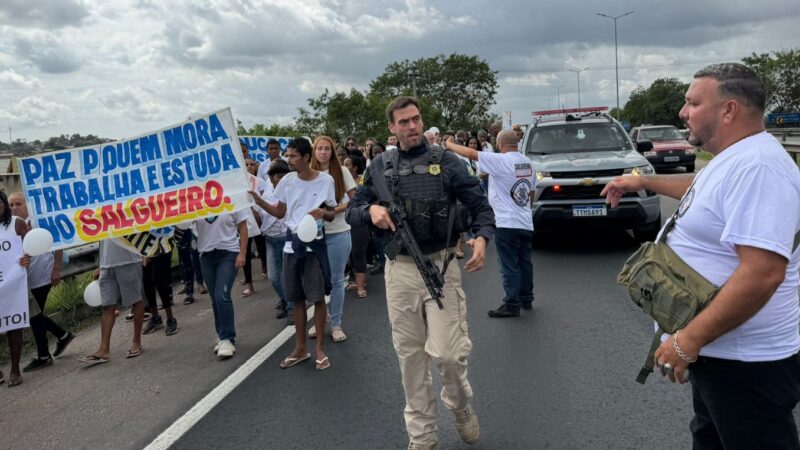 MORADORES DO COMPLEXO DO SALGUEIRO FAZEM MANIFESTAÇÃO NA BR-101 E PEDEM CAUTELA EM OPERAÇÕES POLICIAIS