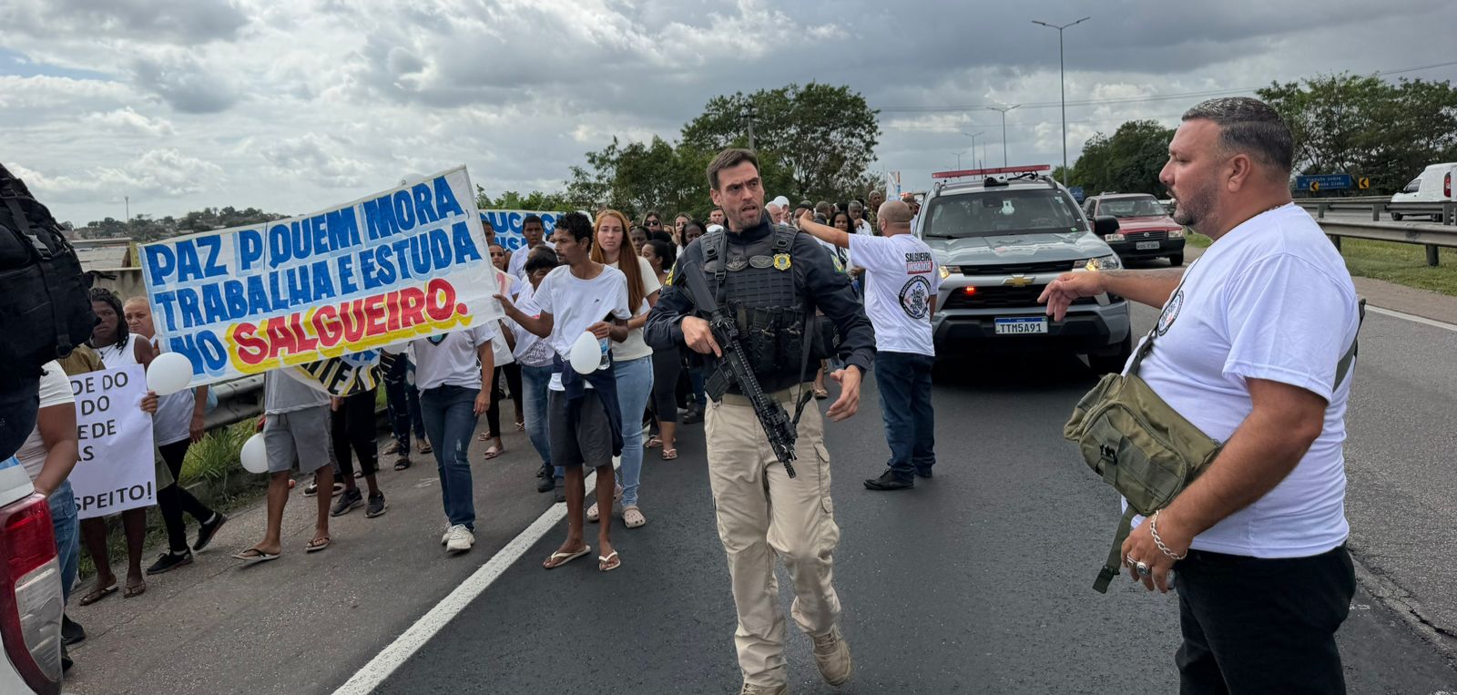 MORADORES DO COMPLEXO DO SALGUEIRO FAZEM MANIFESTAÇÃO NA BR-101 E PEDEM CAUTELA EM OPERAÇÕES POLICIAIS