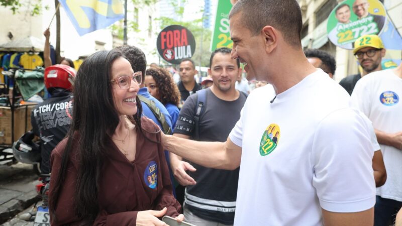 Durante caminhada no Mercado Popular, Douglas Ruas defendeu ensino técnico e profissionalizante nas escolas da rede estadual