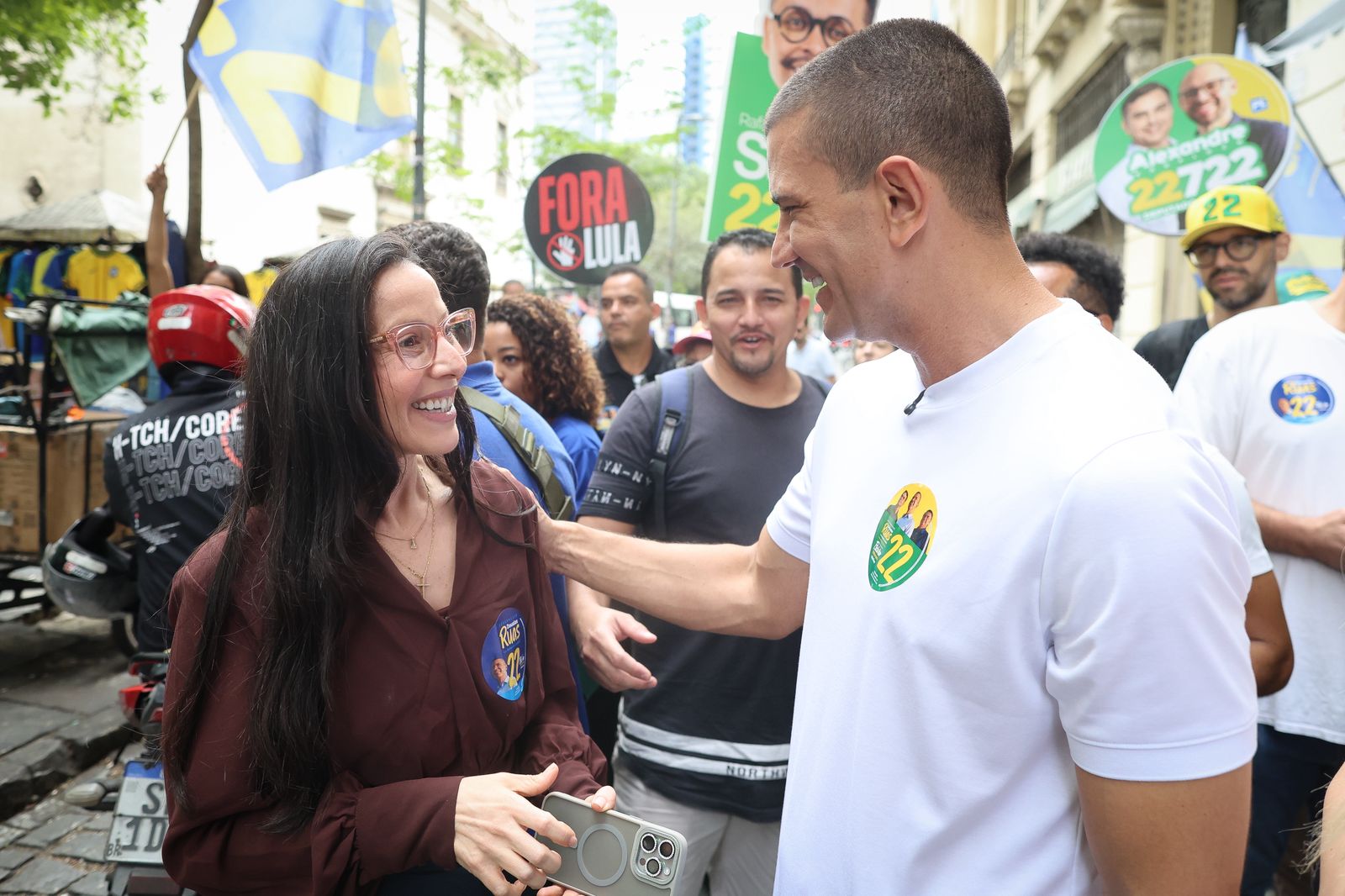 Durante caminhada no Mercado Popular, Douglas Ruas defendeu ensino técnico e profissionalizante nas escolas da rede estadual