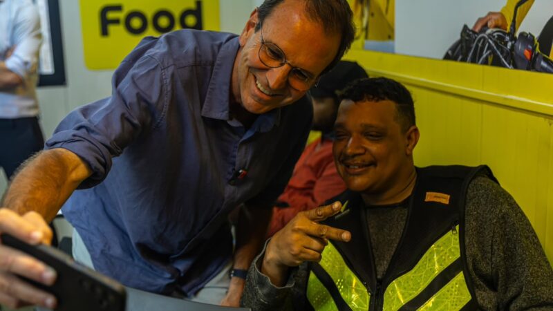 Como fez na Prefeitura do Rio, Eduardo Paes vai implementar programas voltados a motociclistas e ciclistas de aplicativo em todo o estado