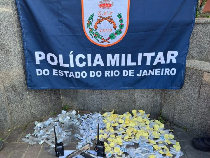 Operação do GAT Bravo termina com quatro presos e apreensão de arma e drogas na Comunidade da Linha em Maricá